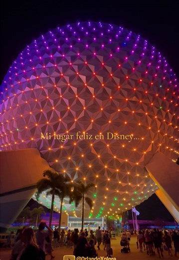 The Beacons of Magic light show at Epcot on Spaceship Earth, es otro nivel. 🌈✨ No hay nada como quedarse bajo Spaceship Earth escuchando el himno del parque mientras las luces LED bailan al ritmo de la música🌐🎶 ¿Es este el mejor icono de todo Walt Disney World? Cuéntame cuál es tu momento favorito en los comentarios. 👇 Encuentra 20% off en tus tickets desde la direccion de este video de TikTok ✨🎟️ #tiktokgospringfun #EPCOT #DisneyWorld #SpaceshipEarth #BeaconsOfMagic