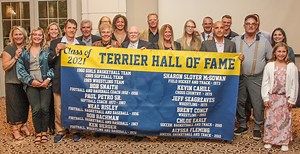 Del Val celebrates former athletes, coaches at hall of fame induction