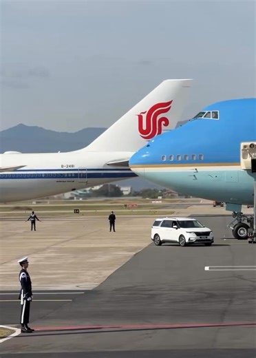 🇨🇳🇺🇸 Ши Жиньпин, Дональд Трамп нар Өмнөд Солонгост худалдааны өндөр түвшний уулзалт хийлээ. 2025 оны 10-р сарын 30. Бусан, Өмнөд Солонгос — Emerald News. БНХАУ-ын Ерөнхийлөгч Ши Жиньпин, АНУ-ын Ерөнхийлөгч Дональд Трамп нар өнөөдөр Өмнөд Солонгосын Бусан хотод өндөр түвшний уулзалт хийлээ. Энэ уулзалт нь хоёр орны хооронд удаан хугацаанд үргэлжилж буй худалдааны маргаан болон стратегийн өрсөлдөөнд шинэ эргэлт авчрах чухал алхам гэж ажиглагчид дүгнэж байна. ✈️ Төрийн онгоцнууд нэгэн зэрэг газ