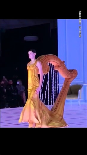 Dailyart Unity on Instagram: "Tag someone who treats the street like a runway 👠 because this artist turns everyday sidewalks into pure fashion theater 😂🎨. With fearless confidence and endless creativity, every outfit mixes humor, style, and imagination into a look you can’t ignore. Fashion here is not just worn, it’s performed. Art by: xmg7576 (Döuyin)"