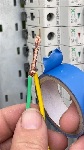 Aprenda agora o truque que os eletricistas escondem na hora de isolar emendas! #BrasilCriativo