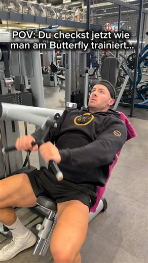 Simon Burchardt | Online Fitness Coach & Persoal Trainer on Instagram: "Butterfly richtig ausführen ✅⬇️: 1. Sitz & Einstellung Sitz so einstellen, dass die Griffe auf Brusthöhe sind, Ellenbogen sind nur ganz leicht gebeugt, relativ gestreckt Rücken liegt an, Brust raus, Schultern nach unten & hinten Je nachdem welchen Fasteranteil ich forcieren will, schiebe ich den Po auf dem Sitz-Polster z.B. weiter nach vorne. 2. Bewegungsausführung Arme nach vorne führen, gedanklich Ellbogen zusammenführen B