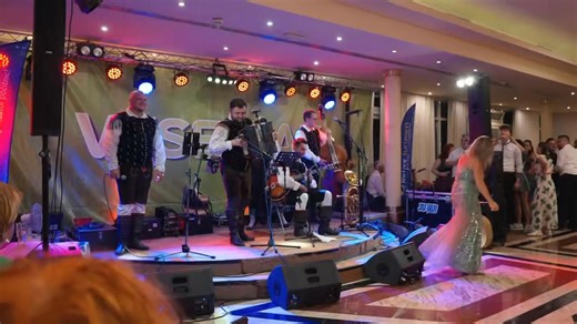 🏖 [Veseljakov izlet na morje - Vodice 2025] 🌞 2.DAN: Veseljaki so okupirali center mesta in peli slovensko glasbo na vsakem kotičku.🪗👍Prvič se je zgodila pena Petkova Pumpa z Nino Cestnik Pavlič, ki je navdušila. Točno to se je zgodilo tudi zvečer z Ansambel Jureta Zajca 🎶 Veseljakovi fantje ugvantani z #ZajchekWoods Relax Turizem 💙 #IzjemenDan | Radio Veseljak - radio z nasmehom