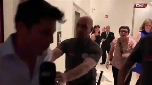 831K views · 10K reactions |  FIRMA Y COMPARTE SECURITAS ESPAÑA: ¡Despidan al vigilante que ha agredido a Vito Quiles por hacer su trabajo! Firma ahora esta petición para exigir a Medora Miranda, directora general de Securitas España, que despida al vigilante. ✍️ Firma aquí: https://cgo.ac/scoJ8HTA | HazteOir.org | Facebook