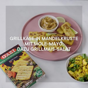Landen Maiskolben bei dir auch immer fast automatisch auf dem Grill? Dann wird es Zeit für einen neuen, kreativen Weg sie weiter zu verarbeiten. Gemeinsam mit dem frischen Grillmais-Salat servieren wir GAZİ Grillkäse mit Kräutern in einer knusprigen Mandelkruste. Dieses Rezept ergänzt jede Grilltafel und bringt wahre Sommerwärme in dein Zuhause! Hier klicken-–> bit.ly/mandel-grillkase | Kitchen Stories