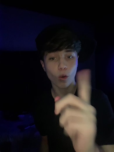 Menino Chora Gravando Vídeo Biscoitando