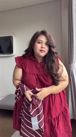 drg. Dinda 🍒 on Instagram: "Ayo pilihin aku outfit lagi! Kali ini bantu pilihin outfit yg pas dipakein bareng stripes shirt warna maroon ini. Kamu lebih suka yg mana?"