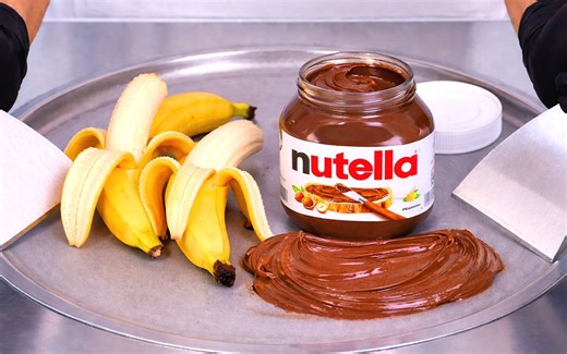 把榛子巧克力酱和香蕉倒在冷板上会发生什么？结果太丝滑了吧！ | Ice Cream Rolls 【ASMR】