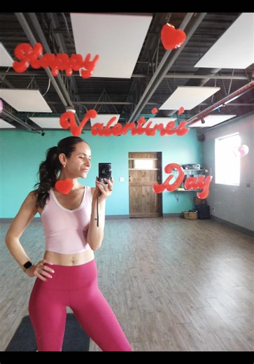 Who doesn’t love a cute pilates fit?? Loving a monochromatic moment lately. @lululemon @FP Movement #workoutoutfits #matchingset #pilatesoutfit #freepeoplemovement #pinkworkoutset
