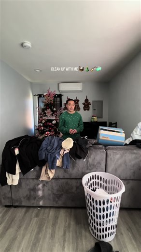 CLEAN UP WITH ME 🧹🧺🧼🎄#cleaningtiktok #christmasdecor #cleantok #cleaning #followme @O-Cedar @Wyze