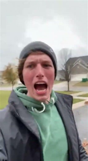 💨😨This wind gust almost destroyed the entire street… #almosthappened#danger#natural#natural disaster