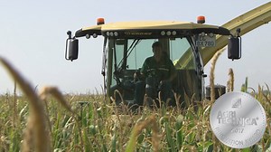 Silber für die BiG X Liftkabine Mehr Komfort beim Häckseln dank Kabinenlift – Für das neue System wird KRONE im November auf der Agritechnica 2017 mit der Silbermedaille der DLG ausgezeichnet. Der Fahrer kann per Knopfdruck die gesamte Kabine um 70 cm in die Höhe fahren und erhält eine perfekte Übersicht. | KRONE Agriculture