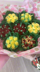 753K views · 15K reactions | How to make a cupcake bouquet #cupcake #cupcakes #cupcaketutorial #fyp #byrubbia #tutorial #bouquet #bouquets #cakes #hacks #tips #floral #floralarrangement #easy #bouquetofflowers #frosting #buttercream #buttercreamfrosting #cupcakeflowers #foryou #buttercreamflowers #explore | Rubbia | Facebook