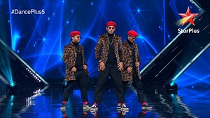 Their wild card could be their victory card..Top 10 it is, for the Candy Bots! #DancePlus5, Sat-Sun, 8pm only on StarPlus and Hotstar: bit.ly/DancePlus5 Remo D'souza Punit J. Pathak Dharmesh Sir Suresh Mukund -Kings United India karishma chavan Raghav Juyal | StarPlus