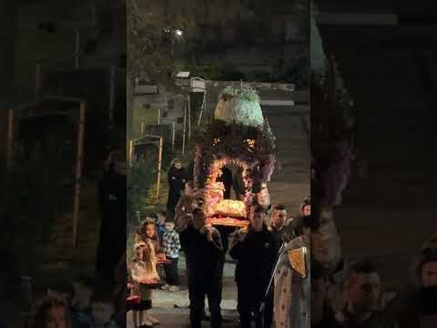 Αι γενεαί πάσαι - Συγκίνηση στην περιφορά των Επιταφίων