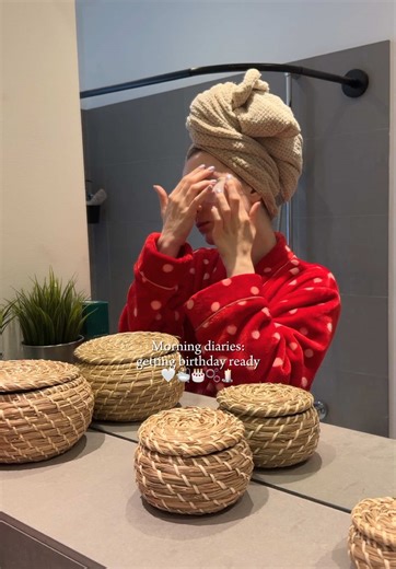 Little self-care moment on my birthday 💆🏻‍♀️ Loved these eye patches - so refreshing and calming. Taking time for myself feels extra special today ♥️ #thatgirlaesthetic #thatgirllifestyle #thatgirl #girlythings #girlyaesthetic #girlygirl #selfcareroutine #morningvibes #morningvlog #skincaretips #morningshower #kbeauty #koreanbeauty #theordinary #theordinaryskincare #dalba #birthdaygirl #birthdays #vichy #ritualscosmetics #kerastase #thedreamcollection #bathandbody #iunikskincare #iunik #darlin