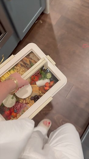 WHERE HAS THE @platterboxtheoriginal BEEN ALL OF MY LIFE?! This. Is. Genius. and unlike anything I have ever seen. Meet the Platter Box. She is versatile, functional, chic, truly is amazing quality. No doubt something I will use over and over again. As you can see, yes, you can use this to make a cheese platter, and because the container walls are double insulated there are reusable ice packs to place underneath, complete with a lid to seal it all in- anything you put in the stainless steel tray