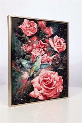 This video says it all – the details, the SPARKLE! The intricate, realistic shading of the hummingbird is achieved by using Mini Dotz the soft dotting technique💎 👉Learn more about all 10 of the Masterclass diamond painting designs: https://www.diamonddotz.com/blog/Masterclass-Advanced-Premium-Innovative-Diamond-Painting-Kits Design Name: Roses & Hummingbird Code: DD21.010 Diamond Shape: Round (full coverage) Skill Level: Advanced Artist: Russ Docken #diamonddotz #diamondpainting #diamonddotzma