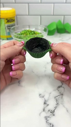 How to Make Mini Pot of Gold Cupcakes with Candy Melts