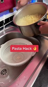 Wir haben Nudeln unser Leben lang falsch abgegossen! 😱 Mehr Hacks für die Küche findest du auf TikTok: https://snssdk1233.onelink.me/bIdt/socialdehomepage | TikTok