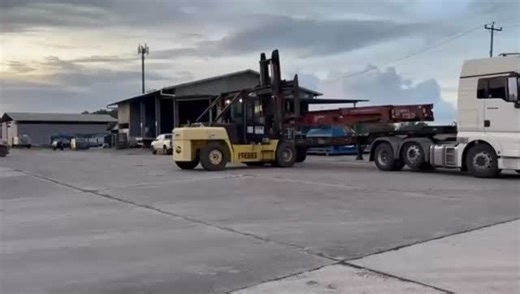 Hoist P Series doing what it was born to do 💪🔥 Cleanly lifting this 40ft flat rack like it’s nothing. Perfect height, rock-solid stability, ready to load and roll. American-built beast mode activated. #HoistPSeries #flatrack #HoistTrucks #HeavyLifting #peumatic #forklift #madeinusa #materialhandling #flatrack #oilandgas #energy #laydownyard #cwsl #trinidad#trustedservicesandsolutions www.cwslgroup.com info@cwsltt.com 1-868-673-0009 1-868-775-8258 | CWSLSolutions