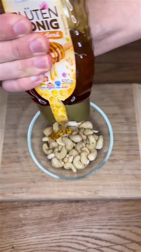 Gesundsein on Instagram: "✨ Honig & Erdnüsse – der natürliche Energie-Boost! 🍯🥜 So einfach, so wirkungsvoll: Nur ein Löffel täglich kann dir helfen, dich fitter, konzentrierter und ausgeglichener zu fühlen. 🌿 Vorteile auf einen Blick: ✅ Stärkt dein Immunsystem – durch Vitamin E, Zink und Antioxidantien ⚡️ Steigert deine Energie – schnelle & langanhaltende Power aus Honig und gesunden Fetten 💪 Unterstützt Muskeln & Nerven – dank pflanzlichem Eiweiß und Magnesium ❤️ Fördert die Herzgesundheit 