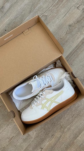 Unboxing the new @asics Skyhand OG Women’s Shoes 🤍👟Available #withtillys | Tillys