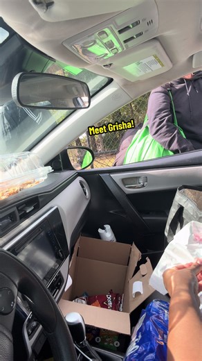 Happy Sunday, everyone! 💛 After yesterday’s feeding, I met Grisha, who is only 22 years old and originally from Ukraine. I felt so bad for him because he arrived right at the very end, when I had already run out of pizza. I do plan on posting the full feeding later this week, but today I’m sharing Grisha’s story specifically because I know many of you may have suggestions on how I can best help him. Grisha has no family or support system here, so we are all Grisha has. He has had some trouble w