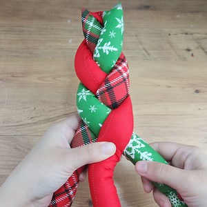 How to make a padded fabric knit wreath for Christmas. | Knitting Fashion