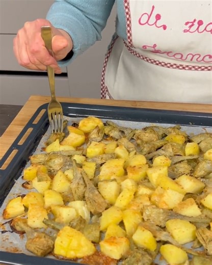 🇮🇹 CARCIOFI E PATATE 🥰 un contorno al forno che mette tutti d'accordo 👌 INGREDIENTI: 🔸10 carciofi 🔸650g patate 🔸30g parmigiano 🔸1/2 cipolla 🔸Pangrattato 🔸Succo di limone 🔸Olio EVO 🔸Sale 🔸Pepe nero 🔥 In forno a 190°C per 30 minuti __________ 🇬🇧 ARTICHOKES AND POTATOES 🥰 a baked side dish that everyone will agree on 👌 INGREDIENTS: 🔸10 artichokes 🔸650g potatoes 🔸30g parmesan cheese 🔸1/2 onion 🔸Breadcrumbs 🔸Lemon juice 🔸EVO oil 🔸Salt 🔸Black pepper 🔥 Bake at 190°C for 30 m