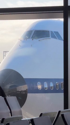 Few things are more fascinating for me than seeing a giant 747 at the gate. It never gets old and makes me think about one of my most favorite German words for which there is no direct English equivalent: Fernweh! This is the longing to travel far away and experience unfamiliar places, the opposite of homesicknes so to say. #boeing #747 #lufthansa #frankfurt #planespotting | Pilotstories