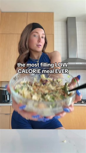 one of the most filling high protein low calorie recipes (chicken Caesar veggie salad) I’ve ever made and SO delish babe !!!! @good culture @Real Good Foods #highproteinmeals #lowcaloriemeals #lowcalorierecipes #caloriedeficitmeals #healthylunchideas