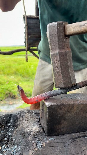 Wow, that's great! Here's how a blacksmith makes a crowbar head #fblifestyle #blacksmith #blacksmithing | Pande Besi