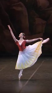 Paquita è in scena alla Scala fino al 26 giugno con tre cast che vedono alternarsi nei ruoli principali le coppie formate da Nicoletta Manni e Nicola Del Freo, Martina Arduino e Timofej Andrijashenko, Alice Mariani e Navrin Turnbull. Ambientato nella Spagna napoleonica, Paquita intreccia pantomima, virtuosismo classico e danze di carattere, dalla cachucha al Pas des manteaux, fino alla celebre mazurka dei bambini, per raccontare l’avventura di una giovane gitana che sventa un complotto, conquist