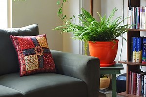 Tres ideas para hacer originales cojines de patchwork para el sofá y dar un toque único y acogedor a tu salón