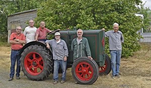 Dans leur atelier près du Mans, ils retapent à l’identique des tracteurs anciens