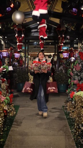 Reis on Instagram: "Sıra dışı bir hikaye, işçilik ve sanatlar bir araya geldi. Her detayı ince ince düşünülmüş bir lezzet; Yılbaşı özel Panettone kekleriniz @beyazfirin ayrıcalığıyla tüm reis mağazalarınızda ve online’da hediyemizdir. 🍇🍇🍇🍇"