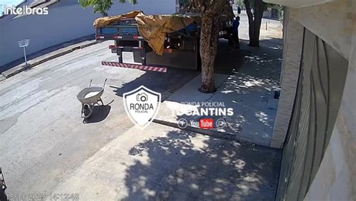 Ronda Policial Tocantins on Instagram: "Contos de @antonielcavalcante_oficial A MELANCIA DO PIX ESQUECIDO – CASO DA TARDE DE HOJE NO RONDA POLICIAL Na tarde quente deste sábado, em Gurupi, um trabalhador empurrando um carrinho de mão passou por um caminhão de melancias estacionado no bairro. O dono, seu Benício, havia deixado tudo organizado, com a plaquinha simples: “Melancia – 12 reais. Pode pegar e pagar no Pix.” O homem escolheu uma melancia, colocou no carrinho e seguiu sua vida. Só que, no