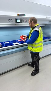 Mit dem Kardex Shuttle 500 XP Vertical Lift Modul bringen wir Effizienz und Präzision in unsere Lagerlogistik. Das System sorgt für optimierte Lagerflächen, beschleunigt die Kommissionierung und ermöglicht ein reibungsloses Materialflusssystem.📦🦺📊 So funktioniert’s in der Praxis: Der Mitarbeiter wählt einfach den Auftrag am Computer aus. Die Kardex arbeitet anschließend Schritt für Schritt die Kommissionierliste aus unserem Planungsbüro ab. Mit höchster Präzision und Geschwindigkeit fährt das