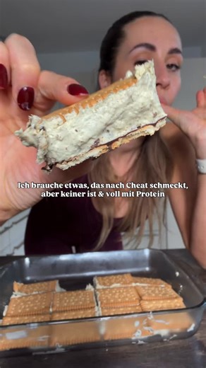 nadine tatjana 🦋 on Instagram: "Frozen S’MORES BARS – in gesund & high protein 🤤🔥 Zutaten (9 Stück) : • Vollkorn/Dinkel Leibnitz Kekse / Butterkekse (entspricht ca. 150–160 g) (bekommst du bei Rewe) • 1 Becher Skyr & eine halbe Packung Frischkäse Balance • 1 Scoop Vanille-Proteinpulver • 135 g dunkle Schokochips • 1 TL Kokosöl • Fleur de Sel Zubereitung: 1️⃣ 3 Kekse nebeneinander und untereinander platzieren. 2️⃣ Schokochips + Kokosöl in 30-Sek.-Intervallen schmelzen & glatt rühren. 3️⃣ Über 