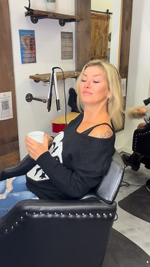 ✨ Notre belle Marie-Chantal Toupin désirait ajouter un peu plus de longueur et d’épaisseur à ses cheveux fins et fragiles en vue de ses spectacles en Floride. 👉Nous avons donc opté pour 75 g de nos extensions Gold Summum Russe, reconnues pour leur qualité incomparable. Le mélange des teintes T5A/ash blond et 9A nous a permis d’obtenir ce résultat parfaitement naturel et harmonieux 🌸 👉Merci à @marie_chantal_toupin 🫶 @toupinmarie 💬 Consultation gratuite sur rendez-vous 📅 Notre horaire des Fê