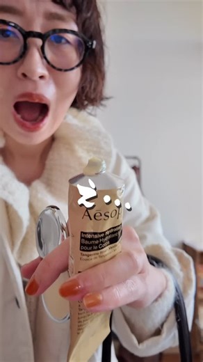 t o m o m i on Instagram: "打ち合わせのコーディネート 急いでいる時踊りがち。 coat▷ yarmo キルティングラボコート knit▷ @fofofofa_club_official HARVEST KNIT pants ▷ @naru_factory bag▷ @rinori_official ×yoep mellow tote balm▷ @giu__official YOUR BALM COMPLETE (mokko) bag charm▷ @yoep_official"