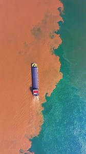 The clean water of the #Yangtze River meets the brownish-yellow water of the #Jialing River. You could see the color difference of the water, which looks really spectacular. #Chongqing #China | iChongqing