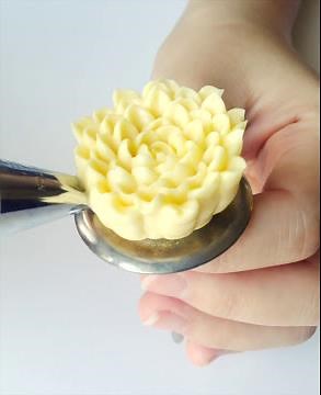 How to Pipe a Buttercream Flower - Chrysanthemum