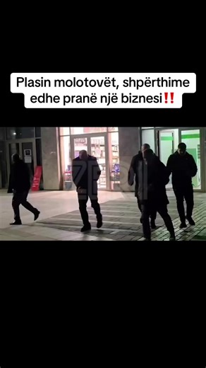 Plasin molotovët, shpërthime edhe pranë një biznesi‼️ Protestuesit e Partisë Demokratike kanë nisur një marshim drejt Drejtorisë së Përgjithshme të Policisë. Gjatë kalimit në Unazën e Tiranës, disa nga pjesëmarrësit kanë hedhur molotovë edhe drejt një biznesi. #zeri #proteste #partiademokratike #molotive #viral