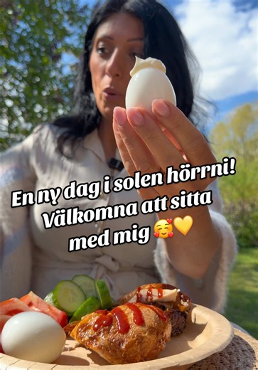 Bryta fasta med grillad kyckling och ägg – enkel lunch i solen