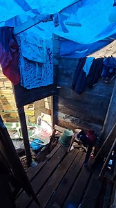 Vivendo numa casa quase caindo, essa senhora cuida do marido após um AVC, de uma neta após o falecimento da mãe e de uma filha com paralisia infantil💔 A casa não possui banheiro e eles vivem quase isolados num beco sem saída. Precisamos tirá-los dessa realidade precária. Para ajudar, compartilhe esse vídeo ou doe na camapanha( link nos comentários) 👇 https://123.tamojunto.me/campaign-details/casa-para-familia-de-dona-maria | Elizeu Silva TV