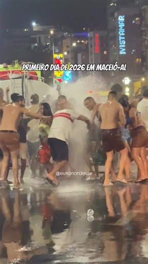 Elaine Gomes - Eu no Nordeste on Instagram: "Maceió-AL não tem show na orla, na virada do ano, mas tem Bell Marques arrastando multidão no dia 1 de janeiro. Quem já curtiu o arrastão de Bell? #maceio #alagoas"