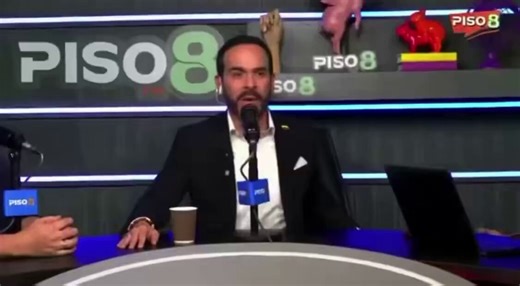 Esto es gravísimo y hay que aprovechar para abrir el debate. Abelardo de la Espriella quedó retratado como un tipo que cree que las mujeres votan por 🍆 y no por propuestas, respeto o inteligencia. Qué nivel tan bajo ver a alguien que sueña con la Presidencia insistiendo en mostrar imágenes íntimas en plena entrevista, tratando a una periodista de “cariño” y creyendo que eso da risa o genera admiración. 🤦🏻‍♀️Lo único que demuestra es inseguridad, falta de madurez y cero respeto por las mujeres