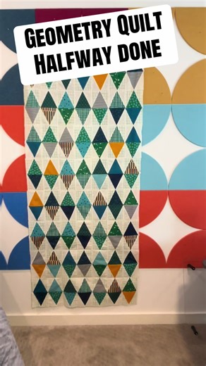 I’m loving the look of this all triangles quilt. This is officially one half fully assembled. The link to the free pattern is in my bio. And I’ve posted lots of videos walking you through the steps of cutting and assembling these beautiful diamond blocks. The @Ruby Star Society fabric just makes my heart happy. #quilting #geometryquilt #triangles #learntoquilt #sewing